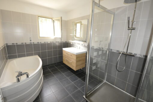 Maison à Louer Sur Boisseuil de 2011 avec 4 chambres de 107m², de plain pieds – Image 8