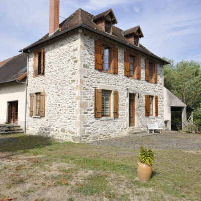 Grande maison en pierre avec grange proche Le VIGEN