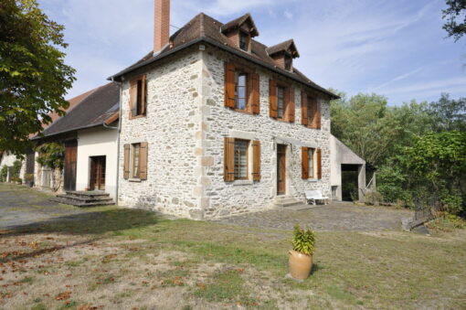 Grande maison en pierre avec grange proche Le VIGEN